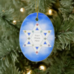 Adorno De Cerámica Estrella de Hanukkah y copos de nieve azules para<br><div class="desc">Un adorno de fotos festivo de Hanukkah con mi diseño de la Estrella de David para el marco fotográfico y pequeños copos de nieve coloridos sobre un brillante fondo azul.</div>