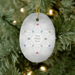 Adorno De Cerámica Estrella de Hanukkah y copos de nieve plateados pa<br><div class="desc">Un adorno de fotos festivo de Hanukkah con mi diseño de la Estrella de David para el marco fotográfico y pequeños copos de nieve coloridos sobre un fondo gris.</div>