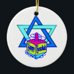 Adorno De Cerámica Estrella de Jánuca de David<br><div class="desc">Estrella feliz de Jánuca de David con un dreidel que dice "Chanukah feliz" que celebra la diversión y la alegría judías del día de fiesta.</div>