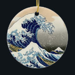 Adorno De Cerámica Eterna serenidad: La gran ola Ukiyo-e<br><div class="desc">Sumérjase en la belleza atemporal de la icónica obra maestra de Hokusai con nuestro adorno de "Eterna Serenidad". Diseñada con precisión y cuidado, esta vintage huella de madera japonesa Ukiyo-e de La Gran Ola en Kanagawa cobra vida con exquisito detalle. El enfoque suave y agudo captura cada matiz, permitiendo sentir...</div>