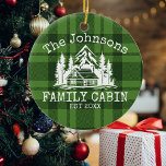 Adorno De Cerámica Familia Cabina Green Plaid Thalbe Nombre Personali<br><div class="desc">Ideal para reuniones familiares, reuniones o retiros de montaña, este producto está diseñado con un bonito fondo verde de yeso. Muestra una hermosa escena montañosa con cabaña rodeada de árboles, personalizada con el nombre de su familia, el año establecido y cualquier detalle adicional que prefiera. Una excelente elección para un...</div>