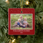 Adorno De Cerámica Familia de Nieve Foto Keepsake Navidades rojos<br><div class="desc">Este adorno cuadrado de Navidad presenta una foto horizontal sobre un fondo rojo acentuado con pequeños puntos para representar la nieve. Personaliza este adorno familiar con tu nombre y año.</div>