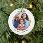Adorno De Cerámica Familia de nombres personalizados Foto Mistletoe<br><div class="desc">Este adorno navideño está decorado con mistletoe acuarela. Personalizable fácil con tu foto,  nombre y año. Utilice la Herramienta de diseño para cambiar el tamaño,  estilo o color del texto. Porque creamos nuestra obra de arte no encontrarás esta imagen exacta de otros diseñadores. Acuarela original © Michele Davies.</div>