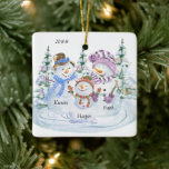 Adorno De Cerámica Familia de Snowman de 3 Navidades personalizados<br><div class="desc">Curioso adorno de navidad personalizado para una familia de 3. El diseño cuenta con un feliz trío de hombres de nieve rodeados de árboles de navidad y se puede personalizar con el año y sus nombres.</div>