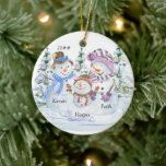 Adorno De Cerámica Familia de Snowman de 3 Navidades personalizados y<br><div class="desc">Curioso adorno de navidad personalizado para una familia de 3. El diseño de doble cara presenta un feliz trío de hombres de nieve rodeados de árboles de navidad y se puede personalizar con el año y sus nombres.</div>
