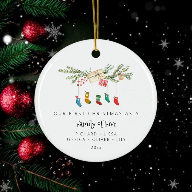 Adorno De Cerámica Familia personalizado De Cinco Navidades De Holly  (Custom Family Of Five Holly Stockings Christmas Ceramic Ornament)