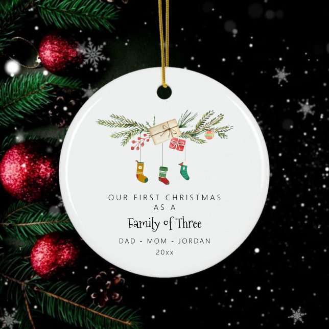Adorno De Cerámica Familia personalizado De Tres Navidades De Holly S (Custom Family Of Three Holly Stockings Christmas Ceramic Ornament)