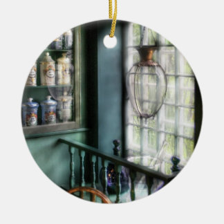 Adorno De Cerámica Farmacéutico - En una ventana de Farmacéutico