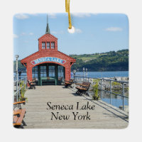 Faro rojo en el lago Seneca