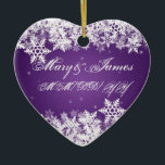 Adorno De Cerámica Favor elegante púrpura de la boda de los copos de<br><div class="desc">Plantilla púrpura del regalo del diseñador de los copos de nieve elegantes del invierno. ¡Una idea elegante del favor del boda! Impresione su familia y amigos con este diseño elegante y moderno. ¡Completamente adaptable! Fácil de utilizar y fácil personalizar. ¡Orden hoy!</div>