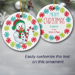 Adorno De Cerámica Felices Nietos De Snowflake Frame<br><div class="desc">Este adorable adorno navideño muestra una imagen de un muñeco de nieve feliz vestido de rojo y verde, sosteniendo un bastón a rayas. El muñeco de nieve está enmarcado con copos de nieve dorados, rojos y azules. La parte posterior del ornamento tiene el mismo marco de copo de nieve con...</div>