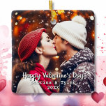 Adorno De Cerámica Feliz Día de San Valentín, fotos y nombres persona<br><div class="desc">Añade tu foto favorita de ti y de tu pareja a este romántico adorno en el área personalizada. También puede añadir un "saludo de vacaciones,  sus nombres y la fecha". Dulce regalo romántico para El día de San Valentín,  aniversario o boda.</div>