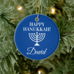 Adorno De Cerámica Feliz feriado judío de Hanukkah azul menorah perso<br><div class="desc">Feliz homenaje a Hanukkah azul menorah personalizado de la Navidad judía. Añade tu propio nombre personalizado,  saludo o letras de monograma. Diseño personalizado para vacaciones judías. Decoración elegante de x-mas con símbolo religioso de portador de velas. Sube tu propia foto familiar opcionalmente. Incluye una cadena purpurina de oro.</div>