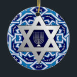 Adorno De Cerámica Feliz Hanukkah. Estrella del Año Personalizado de<br><div class="desc">Feliz Hanukkah. Estrella de Relieve metalizado plateado de David y Menorah Diseño Hanukkah Regalo Ornaments con año personalizado. Tarjetas y regalos coincidentes disponibles en la categoría Festividades Judías / Hanukkah de nuestra tienda.</div>