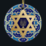 Adorno De Cerámica Feliz Hanukkah. Estrella del Año Personalizado de<br><div class="desc">Feliz Hanukkah. Relieve metalizado dorado Estrella de David y Menorah diseño Hanukkah Gift Ornaments con año personalizado. Tarjetas y regalos coincidentes disponibles en la categoría Festividades Judías / Hanukkah de nuestra tienda.</div>