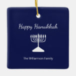 Adorno De Cerámica Feliz Hanukkah Menorah Blanco simple azul<br><div class="desc">Feliz Hanukkah Blue Holiday ornament,  con una simple menorah blanca y diseño de tipografía de escritura. Con letras en personalizable blanco,  puede añadir su propia información. Un añadido festivo a tu decoración de vacaciones.</div>