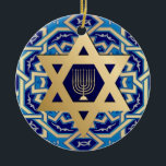 Adorno De Cerámica ¡Feliz Hanukkah! Star of David and Menorah Gift<br><div class="desc">Feliz Hanukkah | Feliz Chanukah. Estrella de Relieve metalizado dorado de David y Menorah Design Hanukkah Gift Ornaments con texto personalizado y año. Tarjetas y regalos coincidentes disponibles en la categoría Festividades Judías / Hanukkah de nuestra tienda.</div>