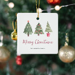 Adorno De Cerámica Feliz Navidad, 3 árboles<br><div class="desc">Decoración sencilla de Navidades. El diseño cuenta con 3 árboles de navidad acuarelas,  el título "Feliz Navidad" en escritura de caligrafía roja festiva y nombre familiar.</div>