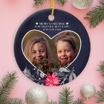 Adorno De Cerámica Feliz Navidad a la abuela, foto linda<br><div class="desc">Flor estacional de acuarela sagrada berry y poinsettia rosa sobre un fondo oscuro de pizarra azul marino de medianoche haciendo un hermoso adorno de keepsake para el abuelo de la abuela / abuelos. Personalízalo con tu foto dentro de una forma cardíaca y con tu nombre / texto! Puede hacer un...</div>