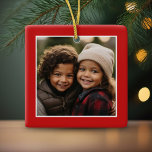 Adorno De Cerámica Feliz Navidad con 1 foto - un solo lado rojo<br><div class="desc">Añada una foto a este lindo ilustracion de vacaciones - perfecto para los niños. Una foto simple y moderna para hacer un envolvimiento memorable debajo de tu árbol. Un tipo de letra de guión mínimo moderno con un lugar para subir una foto cuadrada.</div>