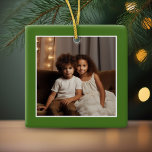 Adorno De Cerámica Feliz Navidad con 1 foto - verde de un solo lado<br><div class="desc">Añada una foto a este lindo ilustracion de vacaciones - perfecto para los niños. Una foto simple y moderna para hacer un envolvimiento memorable debajo de tu árbol. Un tipo de letra de guión mínimo moderno con un lugar para subir una foto cuadrada.</div>