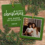 Adorno De Cerámica Feliz Navidad con una foto cuadrada - verde<br><div class="desc">Añada una foto a este lindo ilustracion de vacaciones - perfecto para los niños. Una foto simple y moderna para hacer un envolvimiento memorable debajo de tu árbol. Un tipo de letra de guión mínimo moderno con un lugar para subir una foto cuadrada.</div>
