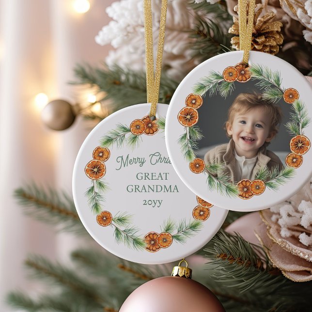 Adorno De Cerámica Feliz Navidad Gran Abuela Citrus Wreath Foto (Christmas Photo Ornament with citrus pine wreath frame)