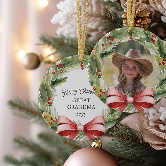 Adorno De Cerámica Feliz Navidad Gran Abuela Holly Wreath Foto (Christmas Photo Ornament with red bow and holly wreath frame)