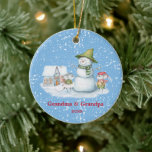Adorno De Cerámica Feliz navidad Navidad Navidad Festividad de nieve<br><div class="desc">Feliz Navidad. Nochebuena. El ornamento de cerámica del abuelo de la abuela es divertido con nieve fluida en el muñeco de nieve,  ratones y casas en un maravilloso país invernal. Personalízalo con tu información.</div>