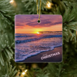 Adorno De Cerámica Feliz Navidad San Diego Beach Pie Sunset<br><div class="desc">"Feliz Navidad" Bonito California Beach Pier Sunset (púrpura, naranja, rosa)... El sol está al final del muelle Crystal, en Pacific Beach, San Diego, California, EE.UU., con una hermosa ola de sombra en primer plano, y el naranja cielo púrpura oscuro se está reflejando en la arena húmeda y el agua del...</div>
