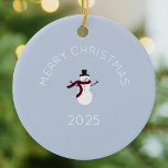 Adorno De Cerámica Feliz Navidad Snowman<br><div class="desc">Este incluye un muñeco de nieve festivo para Navidades. Simplemente personaliza el texto con tu foto familiar,  nombre,  año o cualquier mensaje deseado.</div>
