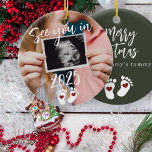 Adorno De Cerámica Feliz Navidad te veo en el embarazo fotográfico de<br><div class="desc">Moderno y gracioso nos vemos en el guión de 2025,  huellas y recienes nacidos de corazones rojos esperando a los padres que aguantaran la Feliz Navidad de la panza de mamá adorno de árbol verde oscuro con tu foto de ultrasonido personalizado.</div>