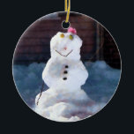 Adorno De Cerámica Feliz Snowman<br><div class="desc">Diseños de Susan Savad — Avísenos el día de invierno con este feliz muñeco de nieve. Casi se le puede ver bailando por la calle con su gran sonrisa y su pom rosado.</div>