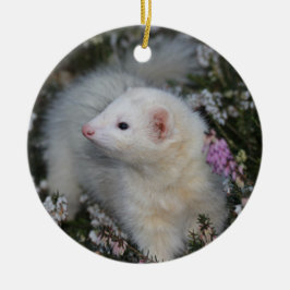 Adorno De Cerámica Ferret blanco en las flores