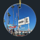 Adorno De Cerámica Ferry de la isla Balboa, Newport Beach, California<br><div class="desc">La entrada al ferry de la isla Balboa desde la zona de diversión de Balboa en la península de Balboa Beach, California. El autoferry es una forma divertida y fácil de cruzar el puerto desde la zona de diversión de la península de Balboa a la isla de Balboa. Foto tomada...</div>