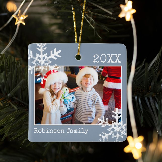 Adorno De Cerámica Festividad de copos de nieve blancos en la fronter (Rustic snowflake family holiday keepsake photo ornament perfect for gifts to bring joy to others.)