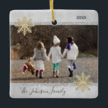 Adorno De Cerámica Festividad de Navidades Keepsake con plata de oro<br><div class="desc">Mantén tus recuerdos vivos con estos hermosos Navidades adorno de árbol de mango de Navidad. Personalízalo con tu foto. Relieve metalizado falso plateado y purpurina con copos de nieve. Personalizado con su apellido y año. Back of ornament tiene la opción de agregar mensaje, nombre u otra información. Perfecto regalo para...</div>