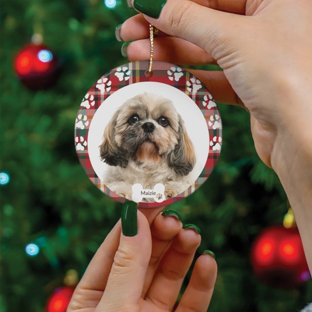 Adorno De Cerámica Festividad del personalizado Shih Tzu Mascota de P (Cute Shih Dog Red Plaid Custom Circle Ceramic Ornament)