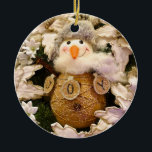 Adorno De Cerámica Festividad Rustic Burlap Snowman Poinsettia<br><div class="desc">Celebra la temporada de fiestas con este hombre de nieve acogedor, divertido y festivo. La imagen de la foto en el ornamento cerámico es una corona de estilo moderno inspirada en una casa de campo con un muñeco de nieve de vidrio rústico con cuerpo de toronja, bufanda suave y un...</div>