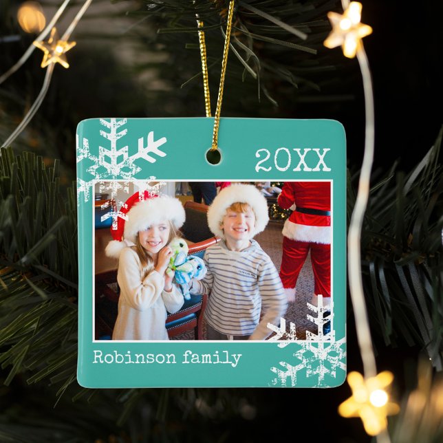 Adorno De Cerámica Festividades verde azuladas con copos de nieve bla (Rustic snowflake family holiday keepsake photo ornament perfect for gifts to bring joy to others.)