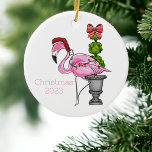 Adorno De Cerámica Flamingo rosa Santa Personalizado<br><div class="desc">Este flamenco rosa es perfecto para añadir un toque tropical a la decoración de las vacaciones. Cuenta con un lindo flamingo vestido con un sombrero de Santa y luces de Navidad. También viene con un cordón de oro para fácil ahorcamiento. Este es un adorno único y divertido que seguro traerá...</div>