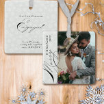 Adorno De Cerámica Flauta de nieve con imágenes verticales con guione<br><div class="desc">Ornamento de fotos merry & Engaged con foto vertical, caligrafía elegante y delicados copos de nieve blancos en un borde gris plateado. La plantilla de fotos está lista para que añada tu foto, el año y el texto de tu personalizado en la parte posterior. Con excepción del texto escrito a...</div>