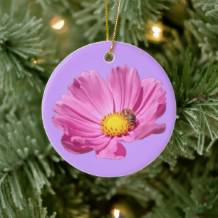 Adorno De Cerámica Flor Rosa Vibrante Con Una Abeja En Un Día De Vera