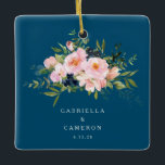Adorno De Cerámica Floraciones románticas vintage en Boda azul<br><div class="desc">Florales románticas de época personalizadas en Navidades de Boda azul ornamento cerámico</div>