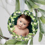 Adorno De Cerámica Floral Blue Berries Greenery Wreath Foto<br><div class="desc">Hermoso adorno de Navidad floral con tu foto dentro de una corona floral de flores de vegetación verde salada,  flores blancas y bayas azules. Añade el nombre de tu bebé y el año atrás.</div>
