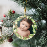Adorno De Cerámica Floral Red Berries Greenery Wreath Foto<br><div class="desc">Hermoso adorno de Navidad floral con tu foto dentro de una corona floral de flores de vegetación verde salada,  flores blancas y bayas rojas. Añade el nombre de tu bebé y el año atrás.</div>