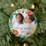 Adorno De Cerámica Floral y pino | Foto completa | Día festivo<br><div class="desc">Este hermoso ornamento fotográfico de vacaciones tiene un marco de flores (conformado por flores pintadas a mano,  hojas,  arcos de pino,  bayas y brotes). Todas las obras de arte creadas exclusivamente por Orabella Prints,  no encontrarás este diseño en ningún otro sitio. :)</div>