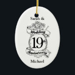 Adorno De Cerámica Flores del 19° Aniversario del Boda<br><div class="desc">Un diseño romántico,  blanco y negro para una pareja casada que celebra un aniversario. Este ilustracion tiene rosas blancas y negras con el texto del décimo sexto aniversario del boda. Por un marido y una mujer que celebran juntos 16 años de feliz vida en pareja.</div>