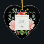 Adorno De Cerámica Flores rosas bonitos Babys primera Navidad en negr<br><div class="desc">Este hermoso adorno cuenta con adorables peonías rosadas de color acuático y hojas grises y verdes. En el centro hay un marco cuadrado con Relieve metalizado de oro falso, que puede personalizar con el nombre de su bebé y cualquier mensaje o año utilizando la plantilla. (NOTA: el aspecto dorado está...</div>