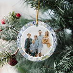 Adorno De Cerámica Foliage Greenery Navidades de Fotografía de Foliag<br><div class="desc">Este elegante y clásico ornamento de fotos de vacaciones cuenta con un hermoso marco de acuarela circular de hojas, bayas y otras zonas verdes sobre un polvoriento fondo azul. Los ilustraciones botánicos continúan en la parte trasera. El saludo en la parte posterior es editable y en una fuente serif clásica....</div>